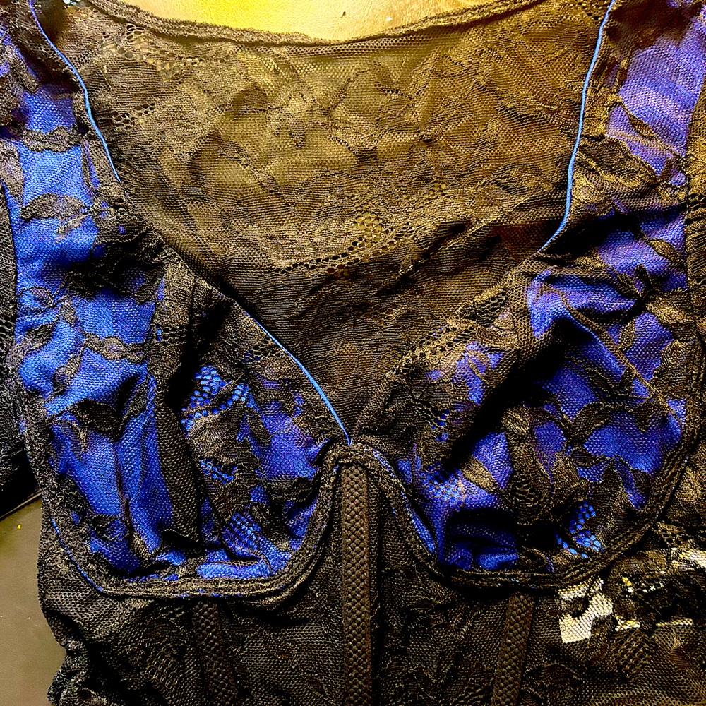 Hot Top for Heading Out on the town! Xtra Small lace and silk material together.